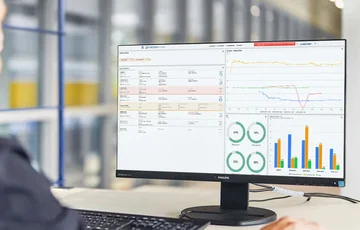 una dashboard sullo schermo di un PC con numerosi parametri e grafici